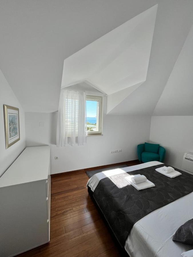Sky - Beautiful Rooftop Apartment With Shared Pool Split Exterior photo